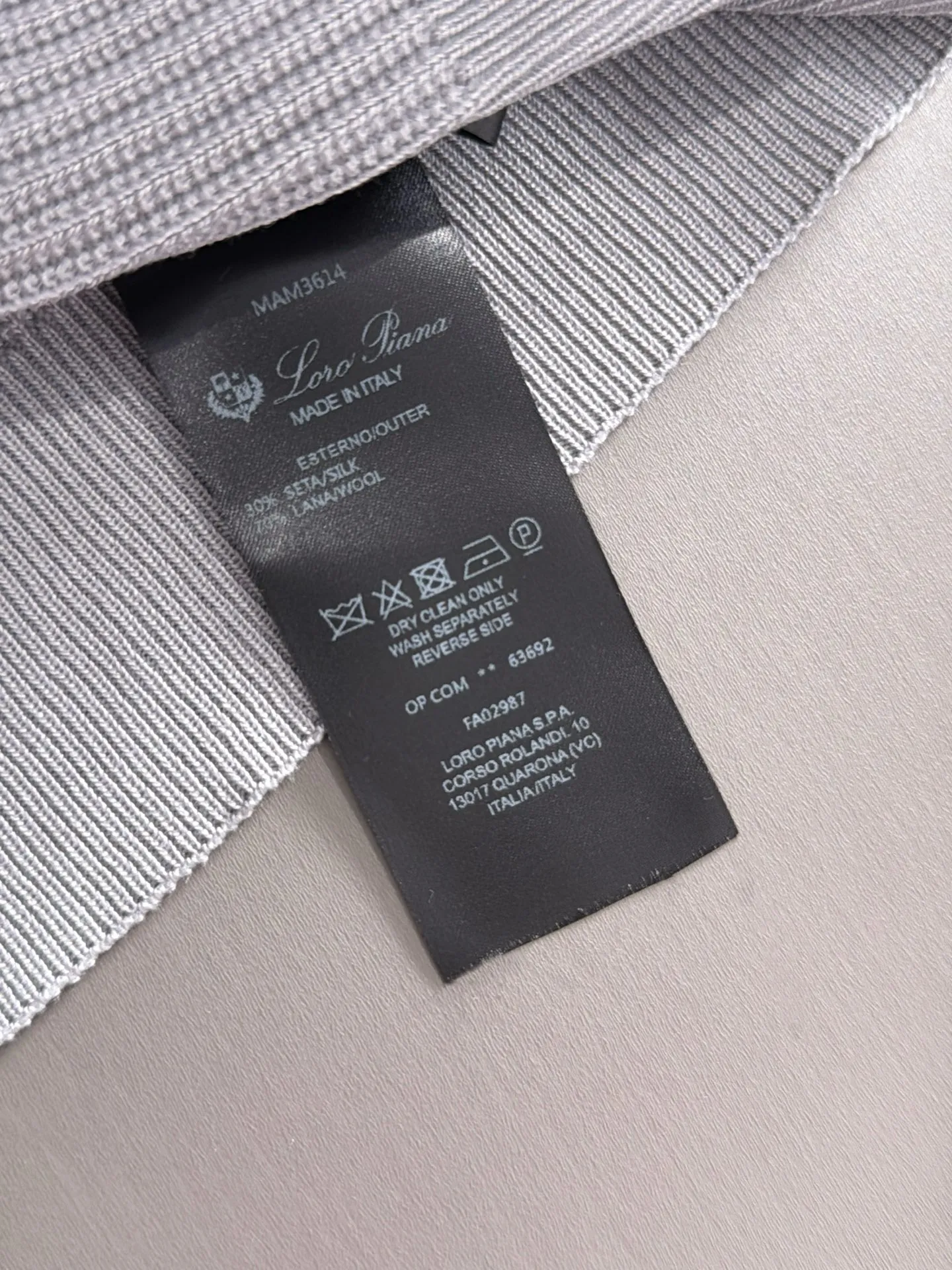 LP high quality Loro Piana 26ss New Arrival men's short-sleeved knitted T-shirt. Made of combed cotton yarn knitted cotton fabric, no pressure when entering and exiting the counter. Exclusive control of raw materials. It feels substantial when weighed, and the upper body is more textured than ordinary T-shirts. This texture can handle the weather easily and is suitable for both hot and cold! Loose fit design, looks noble. The only correct version is available Size: M to 4XL